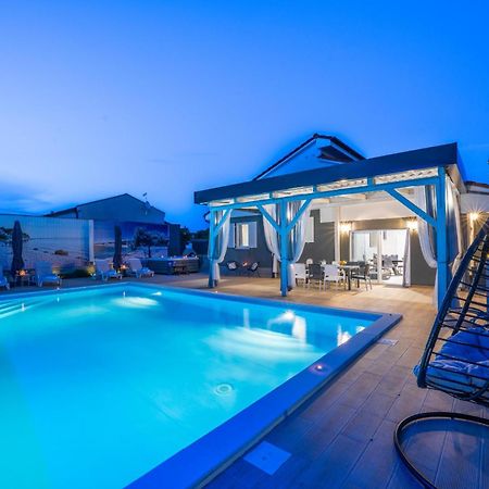 Villa Beauty With Heated Pool And Jacuzzi Kanfanar Luaran gambar