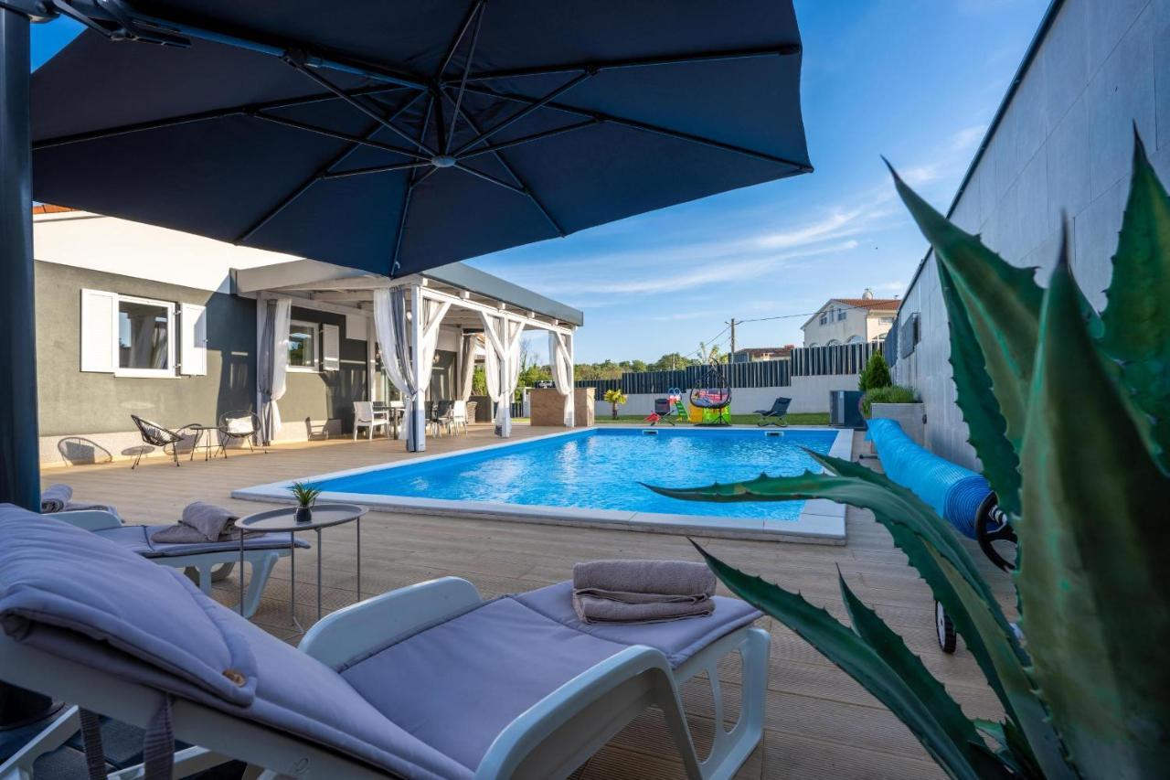 Villa Beauty With Heated Pool And Jacuzzi Kanfanar Luaran gambar