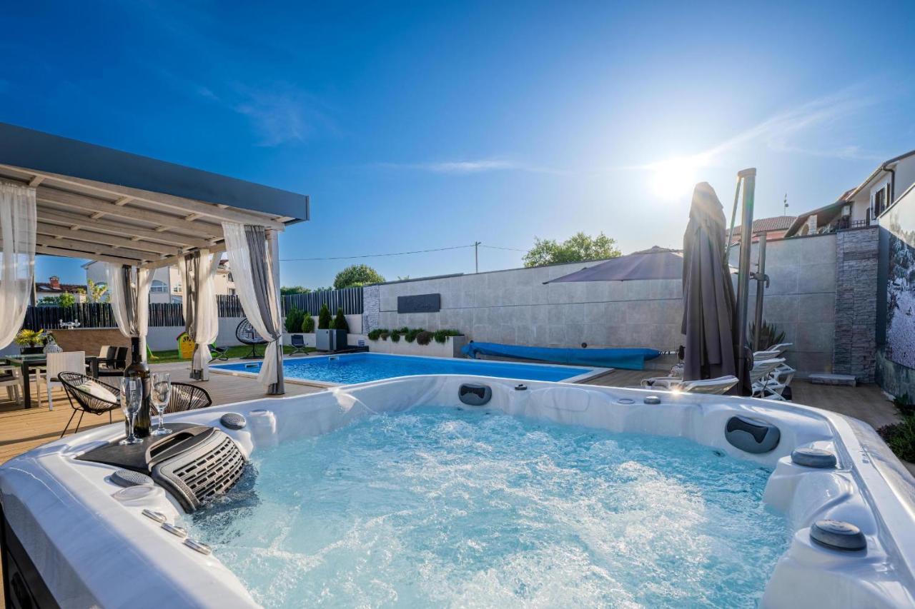 Villa Beauty With Heated Pool And Jacuzzi Kanfanar Luaran gambar