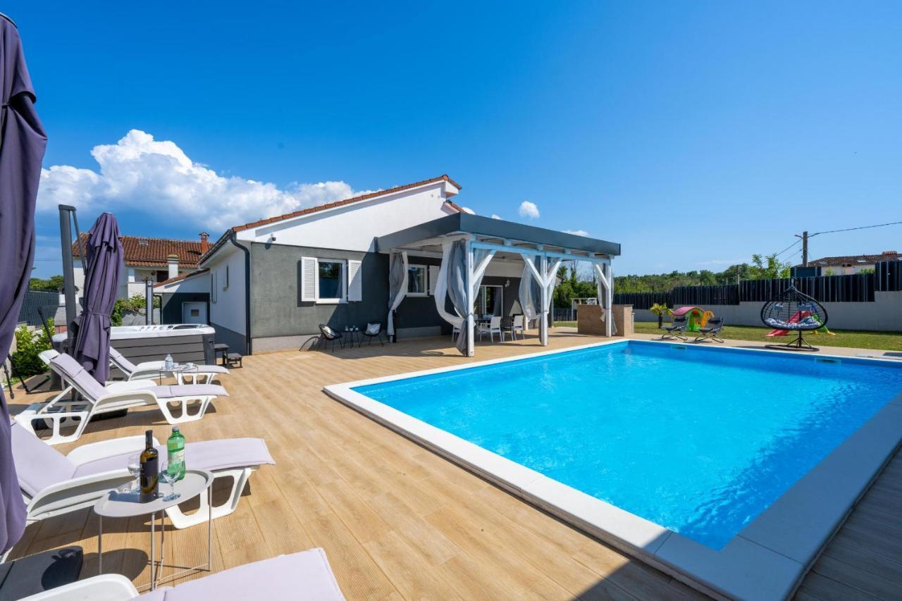 Villa Beauty With Heated Pool And Jacuzzi Kanfanar Luaran gambar