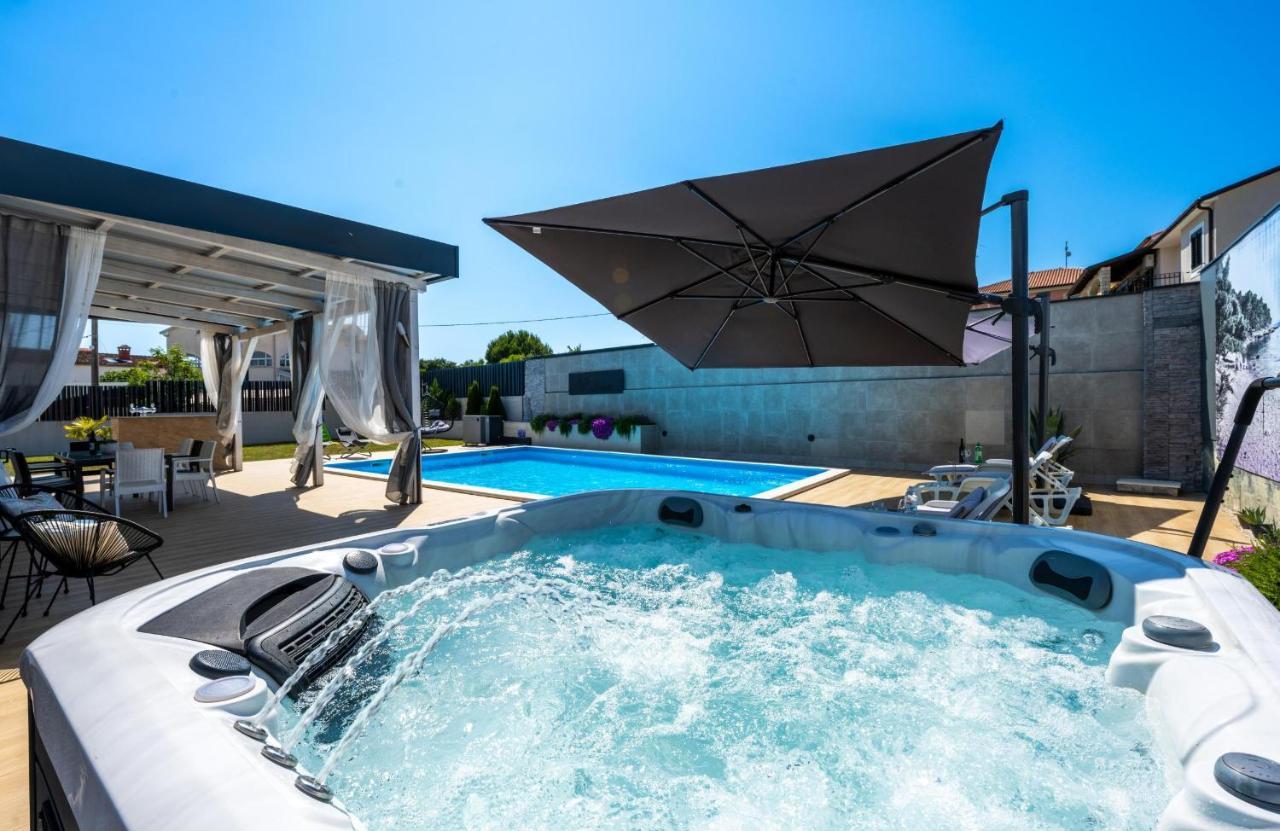 Villa Beauty With Heated Pool And Jacuzzi Kanfanar Luaran gambar