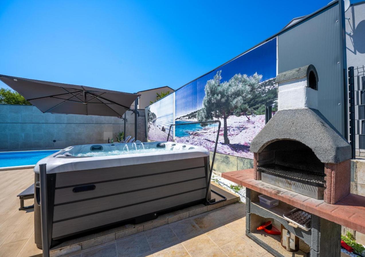 Villa Beauty With Heated Pool And Jacuzzi Kanfanar Luaran gambar