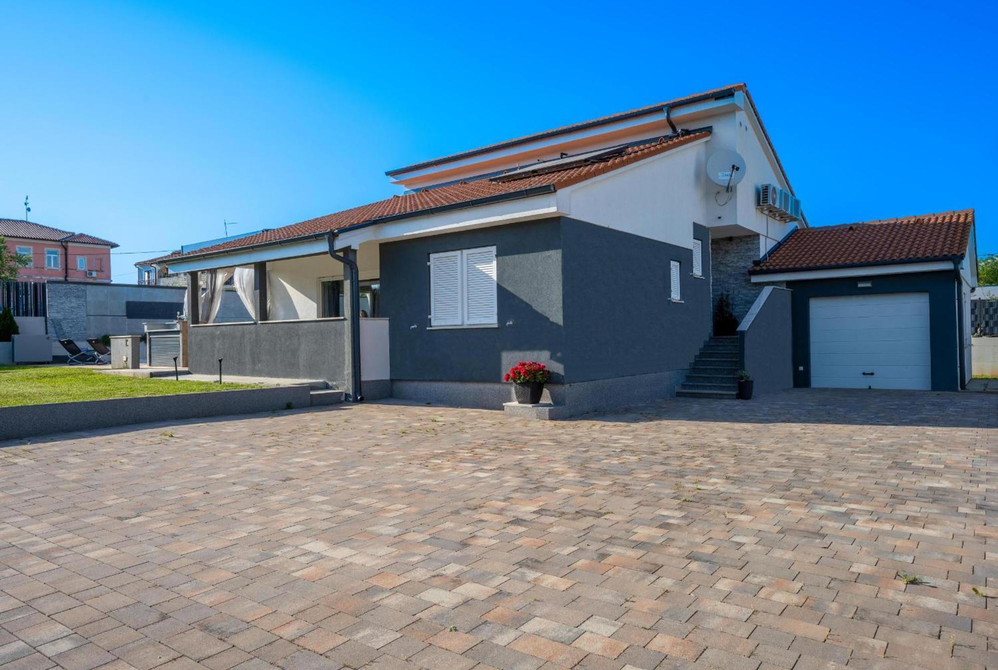Villa Beauty With Heated Pool And Jacuzzi Kanfanar Luaran gambar