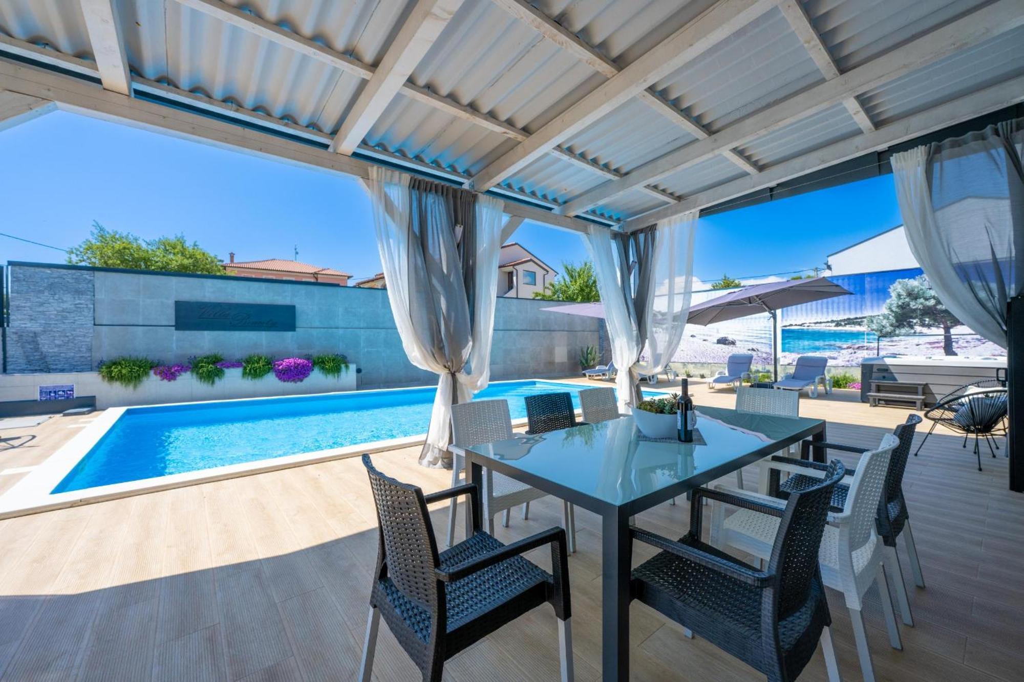 Villa Beauty With Heated Pool And Jacuzzi Kanfanar Luaran gambar