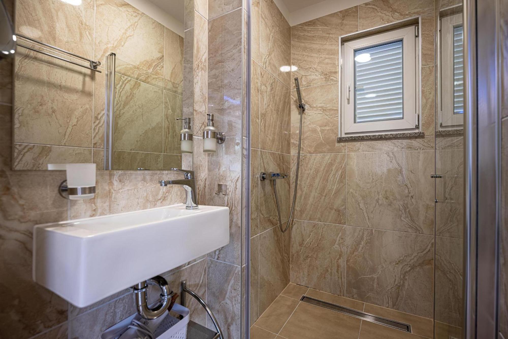 Villa Beauty With Heated Pool And Jacuzzi Kanfanar Luaran gambar