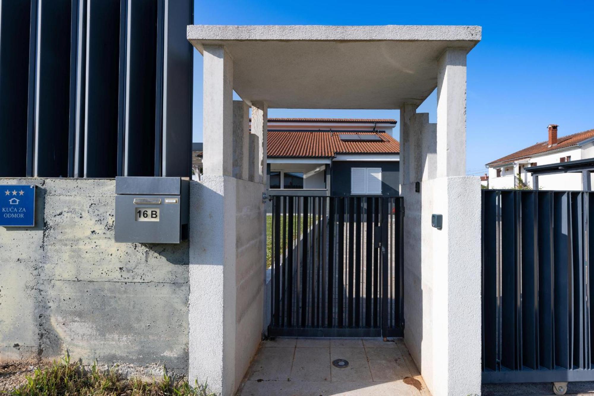 Villa Beauty With Heated Pool And Jacuzzi Kanfanar Luaran gambar
