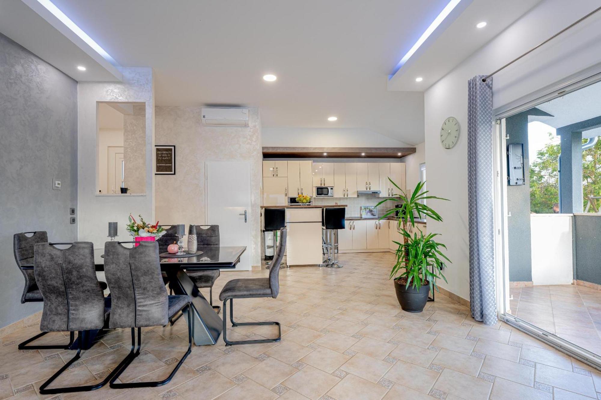 Villa Beauty With Heated Pool And Jacuzzi Kanfanar Luaran gambar