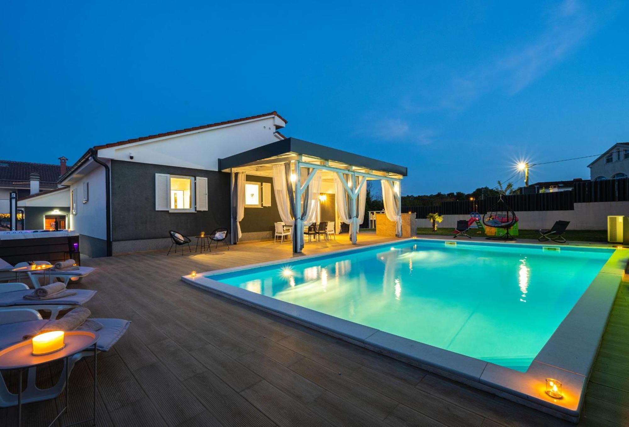 Villa Beauty With Heated Pool And Jacuzzi Kanfanar Luaran gambar