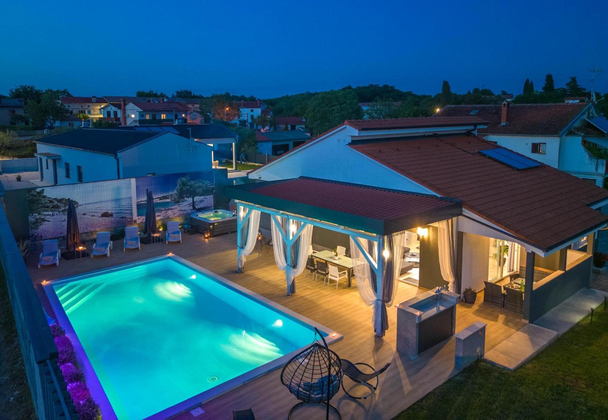 Villa Beauty With Heated Pool And Jacuzzi Kanfanar Luaran gambar
